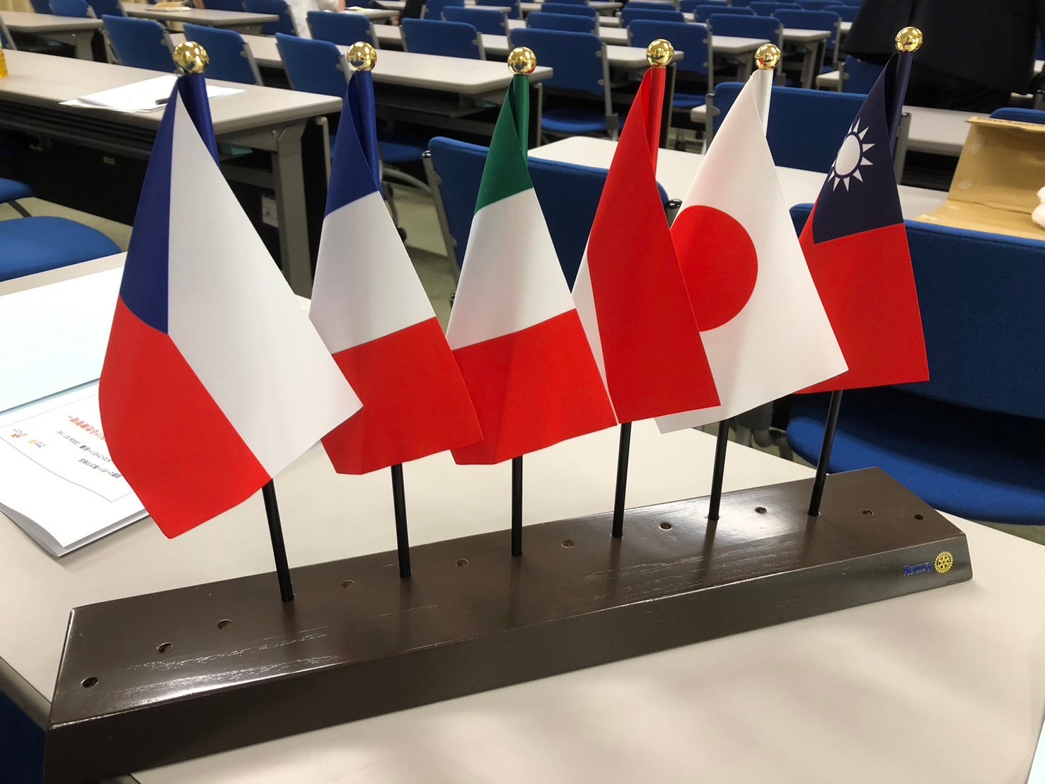 今年度、国際ロータリー第2570地区との青少年交換プログラムが行われる各国の国旗
(日本も含めて6か国)